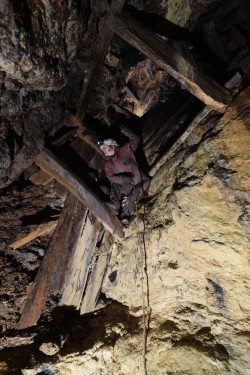 Neben dem archäologisch untersuchten Alten Mann wurden auch moderne Bergbaurelikte wie dieser mit Holz verschalte Schacht im Umfeld dokumentiert (Foto: Deutsches Bergbau-Museum Bochum/Peter Thomas).