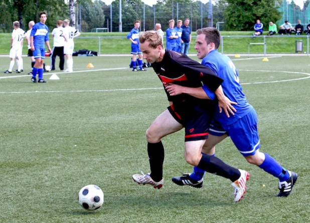 Schiedsrichter Fabian Tomasi vom SV Netphen (rechts) im Kampf um den Ball (Foto: David Hennig).
