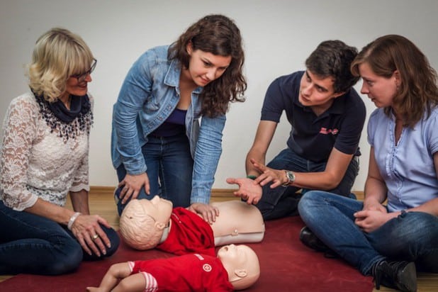 Ein Ausbilder demonstriert die Wiederbelebung am Kind (Foto: Die Johanniter).