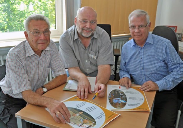 Gemeinsam mit Rüdiger Menzel-Gerling von der Stadt Lippstadt (Mitte) werfen die beiden Ehrenamtlichen Günter Wilzek (links) und Heinz-Dieter Böhlhoff (rechts) einen Blick auf die Plakate, mit denen sie Teil einer Werbeoffensive für das Ehrenamt sein werden (Foto: Stadt Lippstadt).