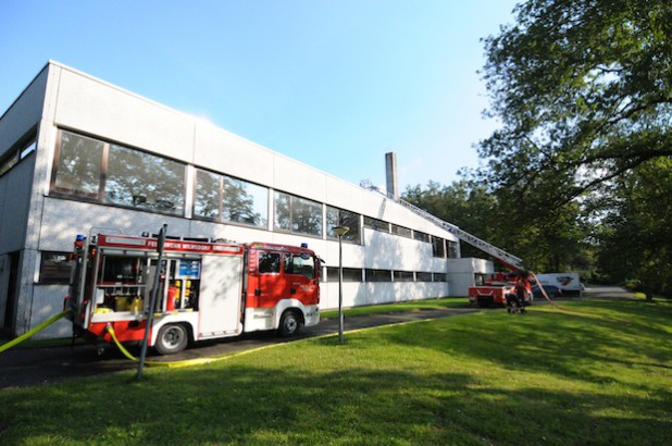 Die Wilnsdorfer Feuerwehr setzt das Hallendach der Dreifachturnhalle Wilnsdorf unter Wasser (Foto: Gemeinde Wilnsdorf).