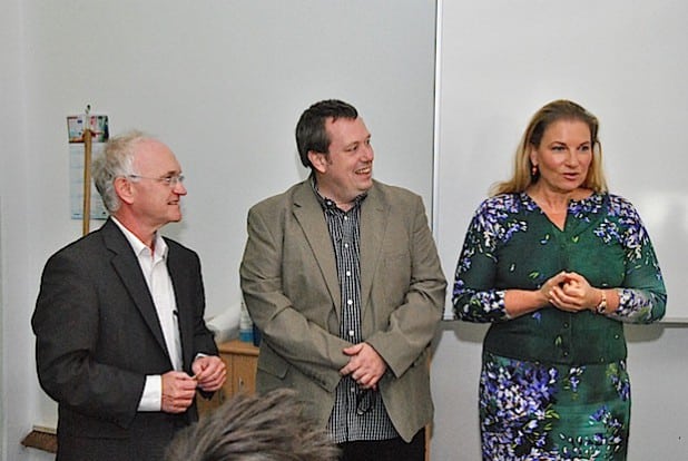 Auf dem Foto von links: Michael Stechele (Förderverein), Bernd Bruns (Schulleiter), Andrea Schulte (Gebr. Schulte GmbH & Co. KG) - Foto: Verein der Freunde und Förderer der Hauptschule Sundern.