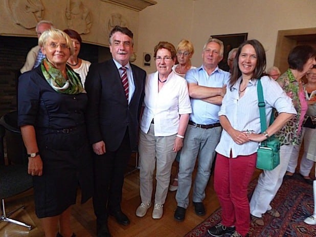 Bei der Veranstaltung der Landesseniorenvertretung NRW in Münster: Gaby Schnell, Vorsitzende der Landesseniorenvertretung NRW (vorne: 1.v.li.), Michael Groschek, Minister für Bauen, Wohnen, Stadtentwicklung und Verkehr des Landes Nordrhein-Westfalen (2. v. li.) sowie Sabine Meyer, Geschäftsführerin des Seniorenbeirates der Stadt Iserlohn (1. v. re.) - Foto: Stadt Iserlohn).