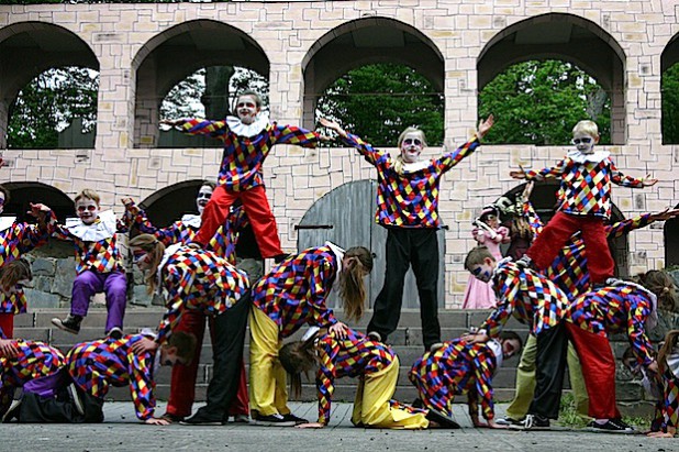 „Herr der Diebe“: Harlekinos im Karneval von Venedig (Foto: Freilichtbühne Hallenberg e.V.).