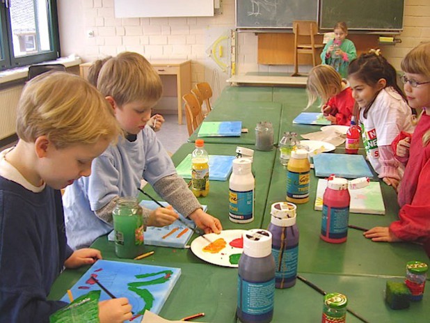 Kreatives Ausprobieren mit verschiedensten Techniken und Materialien macht die Wilnsdorfer Jugendkunstschule möglich (Foto: Gemeinde Wilnsdorf).