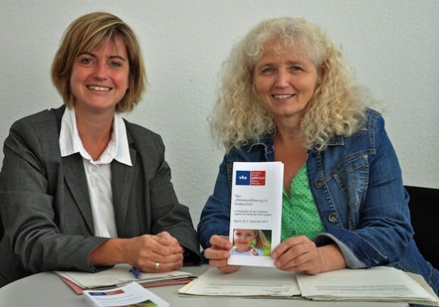 VHS-Leiterin Frauke Mönkeberg und Fachdienstleiterin Helga Rolf (v.l.) bieten gemeinsam eine „Weiterqualifizierung im Kinderschutz“ an und laden interessierte Fachkräfte zu einem Infoabend in die VHS ein (Foto: Stadt Lippstadt).