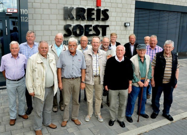 Beim Besuch des Rettungszentrums zeigten sich die Mitglieder der Radlergruppe Hörste sehr interessiert und waren von der Größe des Gebäudes sowie von seiner Ausstattung beeindruckt (Foto: Jürgen Bornemann/ Kreis Soest).