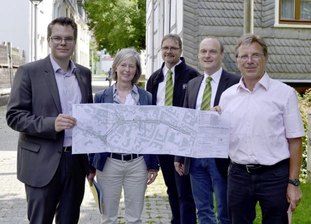 Stellten bei einem Pressegespräch vor Ort die Baumaßnahmen vor (v. links): Mike Janke und Gabriele Bilke (Stadt Iserlohn), Jörg Franke und Thomas Armoneit (Stadtwerke Iserlohn) und Rüdiger Klincke (Stadt Iserlohn) - Foto: Stadt Iserlohn.