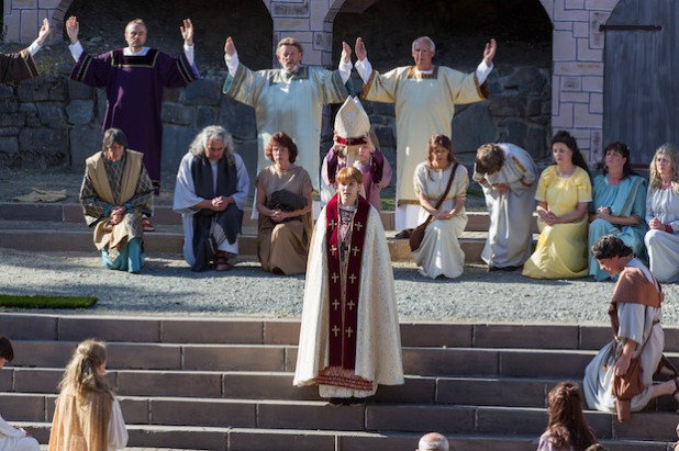 „Die Päpstin“: Johanna, alias Johannes Anglicus, wird zum Papst gekrönt (Foto: Freilichtbühne Hallenberg e.V.).
