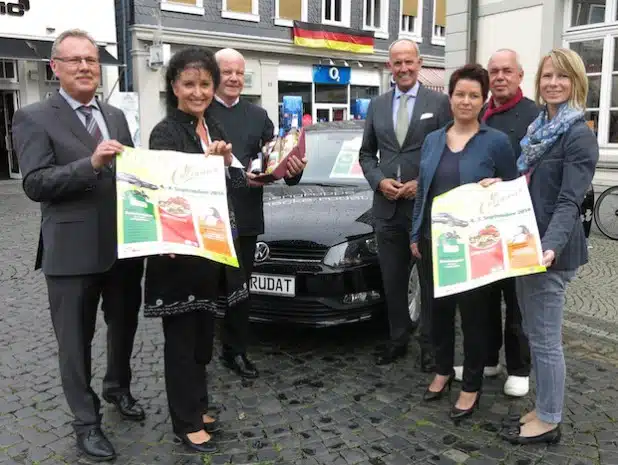 Gerd Ziems (Lippstädter Werbegemeinschaft), Carmen Harms (KWL), Ralf Mende (Altes Gasthaus Voss), Günter Hippchen (Volksbank), Claudia Hunecke-Büker (Autohaus Hunecke), Gerhard Auer (Böttger-Auer Creativ Catering GmbH) und Anja Bauer (KWL) - Foto: Stadt Lippstadt.