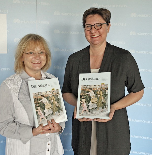Kreisarchivarin Dr. Christiane Todrowski (links) und Kreisdirektorin Barbara Dienstel-Kümper präsentieren den neuen "Märker" - Foto: Hendrik Klein/Märkischer Kreis.