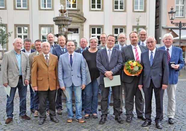 Obwohl nicht alle Ortsvorsteher bei der Vereidigung anwesend sein konnten, wurde es beim anschließenden Foto vor dem Bürgerbrunnen eng. Als einziger Ortsvorsteher wurde Hans-Joachim Kayser aus Overhagen (r.) nach fast 20 Jahren von Bürgermeister Christof Sommer (3. v.r.) verabschiedet. Ihm folgt Jens Behrens (4. v.r.) - Foto: Stadt Lippstadt.