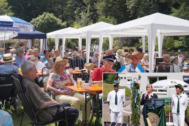 Claudia Artz begrüßte alle zum Sommerfest im DRK-Seniorenzentrum „Haus am Bomberg“ (Foto: DRK Brilon, Christiane Rummel).