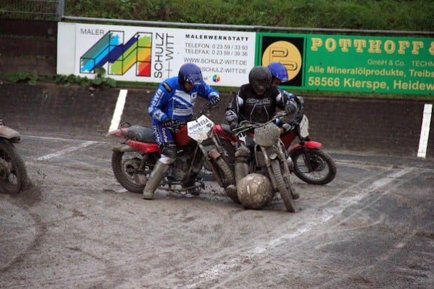 Lothar Grabs (MBC) und Frank Schmiedel (Tornado) im Zweikampf um den Ball (Quelle: Sebastian Schmiedel/MSF Tornado Kierspe e.V.).