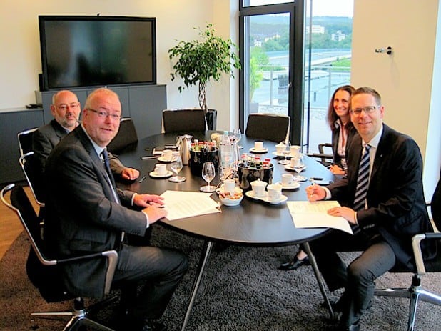 Das Bild zeigt Bürgermeister Walter Kiß (vorne links) und Geschäftsführer Mark Georg (vorne rechts) sowie Sozialdezernent Dieter Loske und Projektleiterin Andrea Heupel (Firma Georg) bei der Vertragsunterzeichnung (Foto: Stadt Kreuztal).