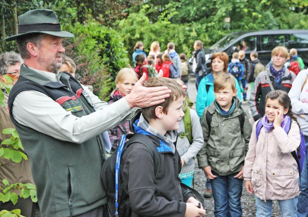 Waldlehrer Axel Dohmen stimmte die Jugen und Mädchen auf ihre Aufgabe ein (Foto: Hendrik Klein/Märkischer Kreis).