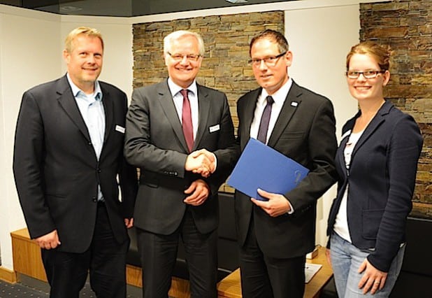 Kreisdirektor Dirk Lönnecke (2. v.l.) begrüßte zusammen mit Olaf Lindemeier, Abteilungsleiter IT und Organisation (l.), und Daniela Düpjohann aus dem Sachgebiet Organisation (r.) Auditor Björn Wopp von der TÜV-Nord Cert GmbH. Dieser gab nach seiner Überprüfung grünes Licht für die Rezertifizierung des Kreises als „Mittelstandsorientierte Kommunalverwaltung“ (Foto: Franca Großevollmer/Kreis Soest).