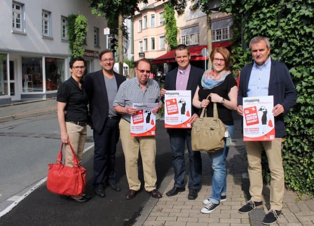 Die Mitglieder der Jury, bestehend aus Fachleuten der Attendorner Modebranche, freuen sich mit Susanne Filthaut (2. v.r.) und Frank Burghaus (3. v.r.) von der Hansestadt Attendorn auf die Kür der  „Shopping-Queen 2014“ (Foto: Hansestadt Attendorn). 