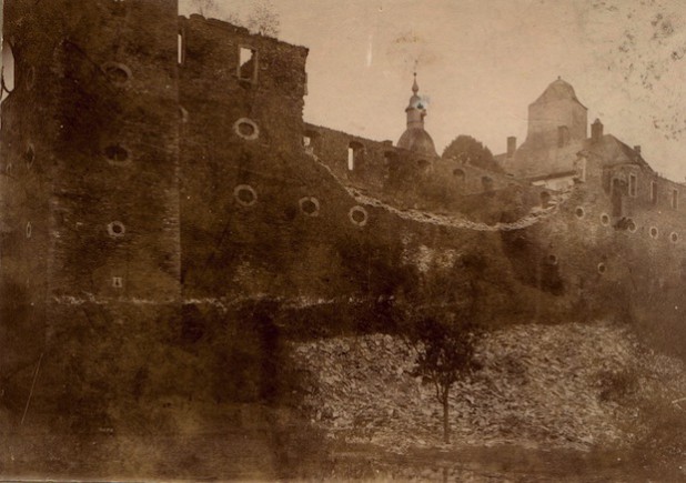 Als Folge des verheerenden Brandes vom 2. September 1889 stürzten 1902 große Teile der Unterburg ein (Foto: Stadtarchiv Attendorn).