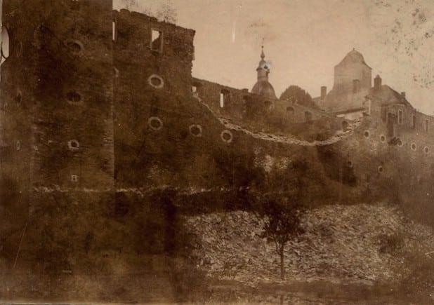 Als Folge des verheerenden Brandes vom 2. September 1889 stürzten 1902 große Teile der Unterburg ein (Foto: Stadtarchiv Attendorn).