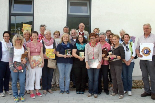 Die Lesepaten lernten beim Workshop in Olsberg zehn ganz besondere Kinderbücher kennen. Mit im Bild: die Büchereileiterinnen Gisela Fildhaut aus Meschede und Petra Böhler-Winterberg aus Olsberg sowie Mareike Körner, Geschäftsführerin der Bürgerstiftung „Wir in Olsberg“ (Foto: Stadt Olsberg).