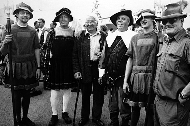 Der Schnadezug 1999 mit dem früheren Ortsvorsteher Kunibert Schmalohr (2. v.l.), dem damaligen Bürgermeister Bruno Péus (3. v.l.) und Stiftsjäger Lothar Fülling (4. v.l.) - Foto: Stadt Meschede.