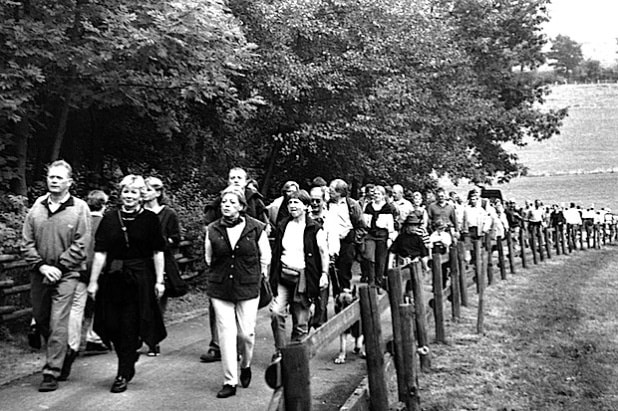 2.)Mehr als 800 Schnadegänger beteiligten sich im Jahr 1999 am Grenzgang nach Grevenstein - Foto: Stadt Meschede.