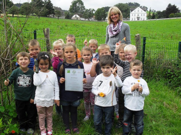 Leckere Ernte - und ein Zertifikat: Der Städtische Kindergarten Wallen ist jetzt ein „Garten-Kindergarten“ (Foto: Städtischer Kindergarten Wallen).