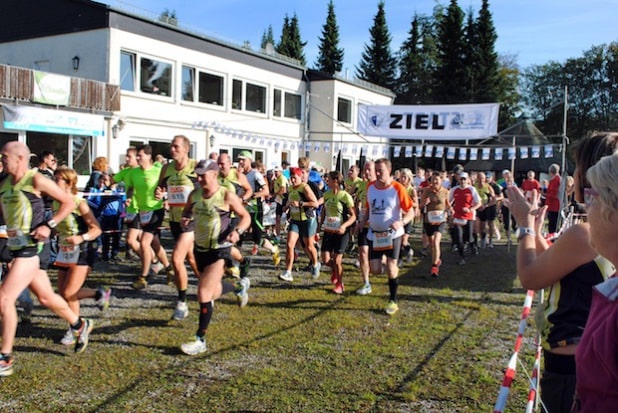 Das Foto zeigt den Start zum Halbmarathon am Ferienpark „Hollandia“ in Föckinghausen (Foto: TuS Velmede-Bestwig).