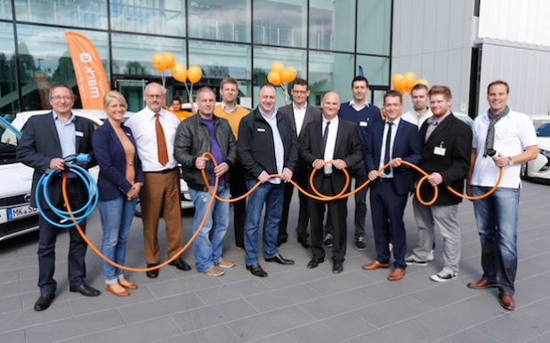 Mark-E Vorstandssprecher Ivo Grünhagen (6. v.r.) und die teilnehmenden Hersteller, Anbieter sowie die Initiative „EcoDrive NRW“ freuten sich über die gute Resonanz des „E-Mobility-Tages“ in Hagen (Foto: Enervie Gruppe).