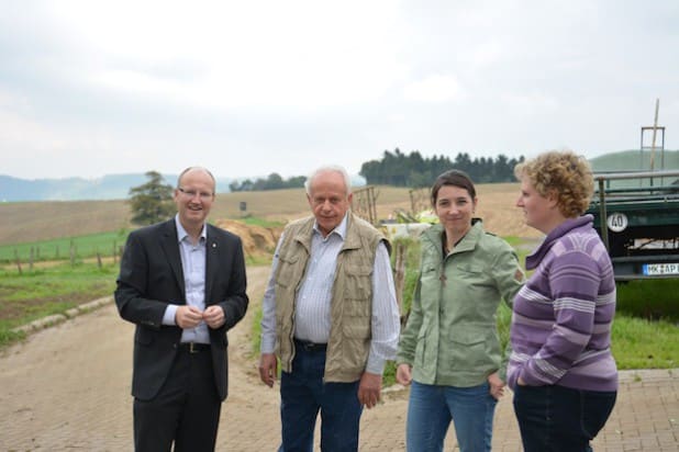 Ernst-Heinrich Groll (2. v.l.) informierte Bürgermeister Michael Esken (l.) und Kirsten Staubach (2. v.r.) zusammen mit Tochter Ursula (r.) über Produktion und Abläufe im Betrieb (Foto: Stadt Hemer).