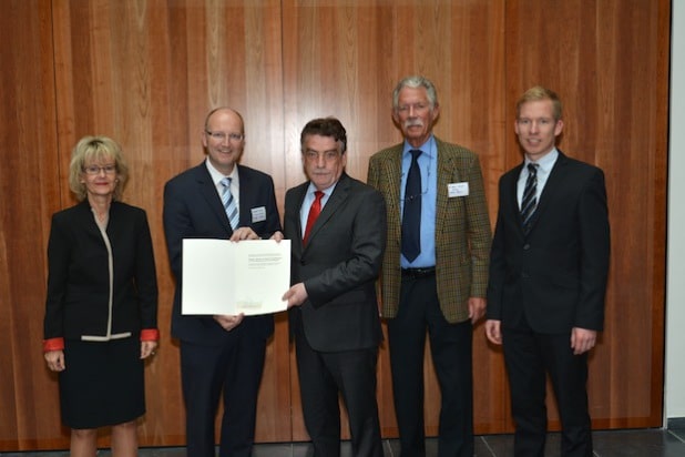 Städtebauminister Michael Groschek gratulierte (v.l.) Andrea Wolf, BM Michael Esken, Dr. Heinz-Jürgen Osing und Christian Schweitzer gestern Abend (25. September) im Gelsenkirchener Hans-Sachs-Haus (Foto: Stadt Hemer).