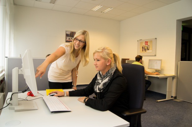 Svenja Mudersbach (links) von der Agentur für Arbeit Siegen zeigt die neuen Möglichkeiten des Online-Angebots der Arbeitsagentur (Quelle: Agentur für Arbeit Siegen).