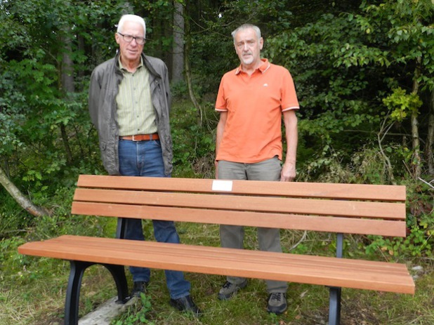 Auf dem Foto die sind die beiden „Bänke-Paten“ Gerhard Lattek und Georg Böcking zu sehen (Quelle: Stadt Hilchenbach).