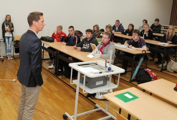 Landrat Andreas Müller eröffnete die Berufsschultour der IG Metall in einer Klasse angehender Fachkräfte für Lagerlogistik (Foto: IG Metall Siegen).