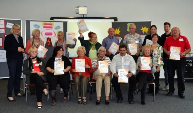 Zum Ende des EFI-Fortbildungsseminares überreichte die Erste Beigeordnete und Leiterin des Ressorts Generationen und Bildung der Stadt Iserlohn, Katrin Brenner (l.), den Teilnehmerinnen und Teilnehmern die Zertifikate (Foto: Stadt Iserlohn).