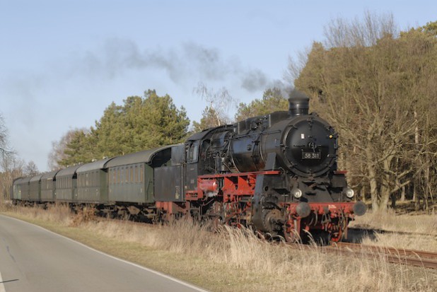 Dier 58er Dampflok im Einsatz mit einem Personenzug (Quelle: Eisenbahnfreunde Hönnetal e.V.)