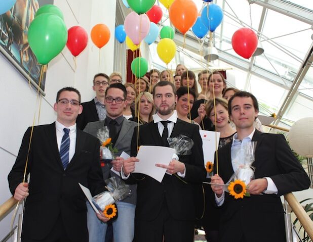 Die frisch examinierten Gesundheits- und Kinderkrankenpflegerinnen und -pfleger der DRK-Kinderklinik Siegen bei der Gratulationsfeier im Siegener Lyz (Foto: DRK-Kinderklinik Siegen gGmbH).