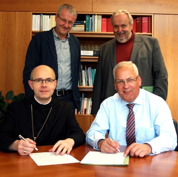 Unterzeichneten den Vertrag für das Pilotprojekt: Abt Aloysius Althaus OSB (vorne links) und Landrat Dr. Karl Schneider (vorne rechts). Dahinter Heinz Plugge (links, Schulleiter des Gymnasiums der Benediktiner) und Georg Scheuerlein (rechts, HSK-Musikschulleiter und Leiter des „Collegium Musicum“) - Foto: Pressestelle HSK.