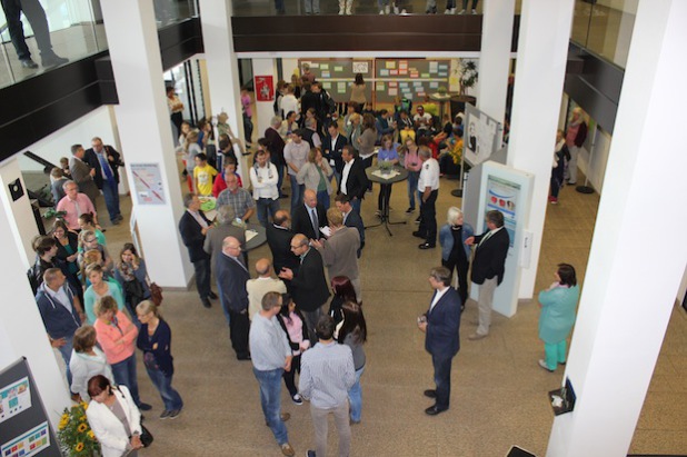 Nach der offiziellen Ausstellungseröffnung war Gelegenheit, die Ausstellung zu besichtigen und mit den beteiligten Schülern und Lehrern ins Gespräch zu kommen (Fotos: Kreis Siegen-Wittgenstein).
