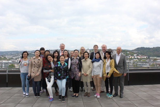 Nach dem Empfang stellte sich die Gruppe zu einem Erinnerungsfoto auf der Dachterrasse des Kreishauses in Siegen auf (Foto: Kreis Siegen-Wittgenstein).