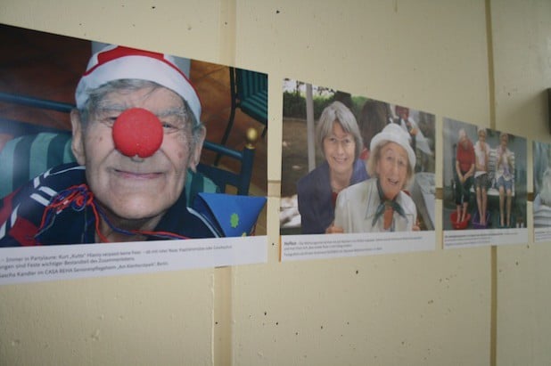 Viele hilfreiche Informationen zur aktuellen Pflegesituation und Fotografien aus dem privaten Bereich zeigt die Ausstellung „„DaSein – Ein persönlicher Blick auf die Pflege“, die derzeit im Foyer und Treppenhaus des Neunkirchener Rathauses zu sehen ist (Foto: Gemeinde Neunkirchen).