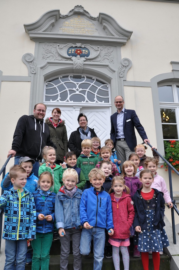 Die Vorschulkinder vom Kindergarten „Krümelhausen“ wurden von Bürgermeister Christof Sommer (oben rechts) im Lippstädter Rathaus begrüßt (Foto: Stadt Lippstadt).