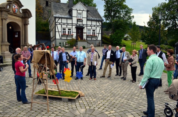 Die Kreisbewertungskommission unterwegs in den Dörfern (Foto: Pressestelle Hochsauerlandkreis).