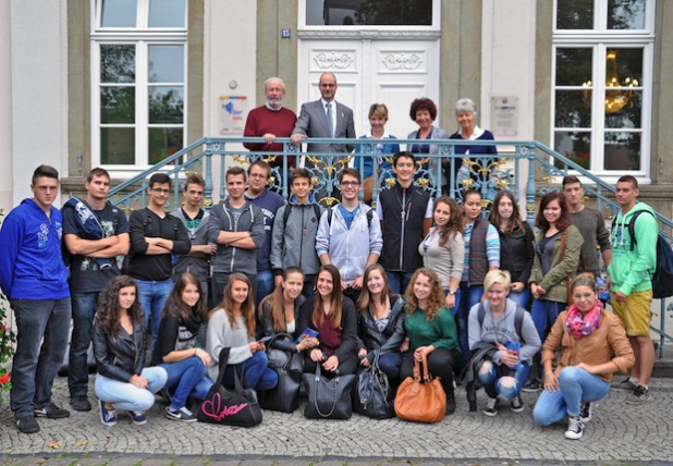 Gaby Ibing-Heinemann (Treppe, 2. v.r) und Wilfried Jäger (links) haben ein abwechslungsreiches Programm für die ungarischen Schüler organisiert, die von den beiden Deutschlehrerinnen Susanna Kadar (rechts) und Orszi Nagy (3. v.r.) begleitet werden (Foto: Stadt Lippstadt).