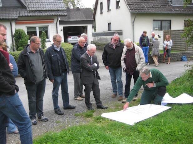 Ortsvorsteher Reimund Klute erläutert die Baupläne (Foto: SPD-Fraktion Sundern).