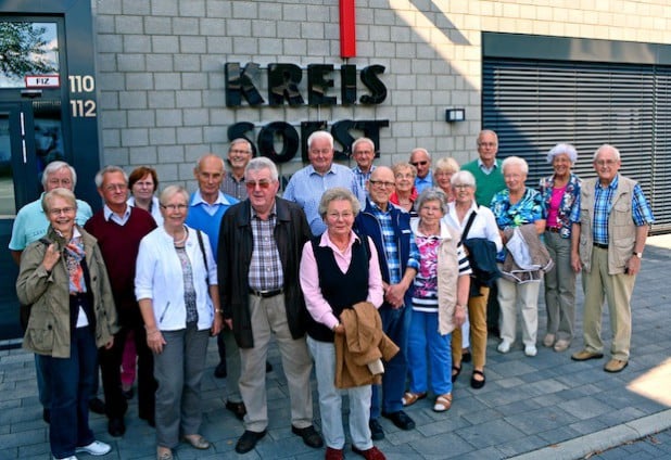 Während einer Führung durch das Rettungszentrum des Kreises Soest machten sich jetzt ehemalige Abteilungsleiter der Hella ein Bild von dem Gebäudekomplex und seinen einzelnen Dienststellen (Foto: Jürgen Bornemann/Kreis Soest).