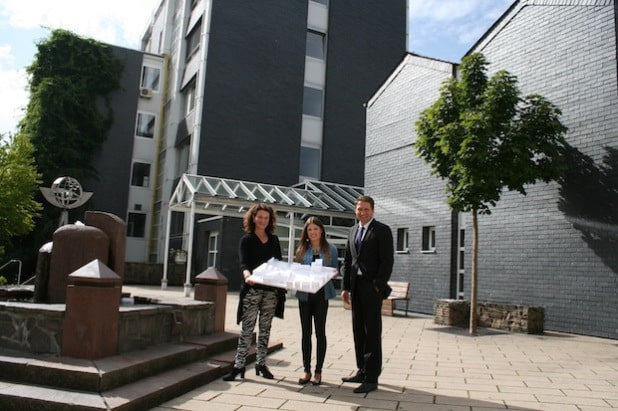 Jana Schneider (Mitte), die Diplom-Ingenieurin Marion Sander-Müller und Bürgermeister Bernhard Baumann mit dem Modell einer Umgestaltungsmöglichkeit der Ortsmitte (Foto: Gemeinde Neunkirchen).