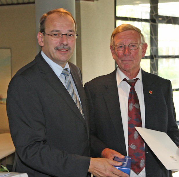 Landrat Thomas Gemke (links) dankte Franz-Josef Bomnüter für 35 Jahre ununterbrochener Kreistagszugehörigkeit (Foto: Hendrik Klein/Märkischer Kreis).
