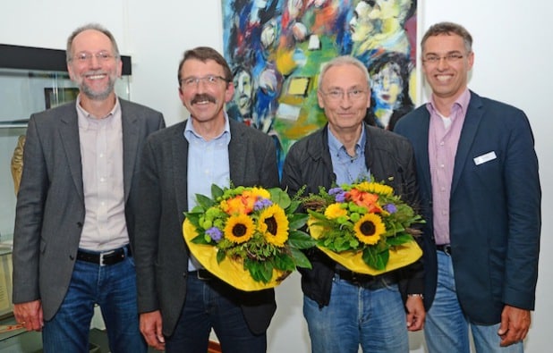 Achim Schmacks (links), Leiter des Bildungsbüros im Kreis Soest, und Dieter Hesse (rechts), Sprecher des Lenkungskreises der Bildungsregion Kreis Soest, verabschiedeten Jürgen Jaschke (2. von links) und Manfred Kramm und bedankten sich mit einem Blumenstrauß für die langjährige Mitarbeit (Foto: Thomas Weinstock/Kreis Soest).